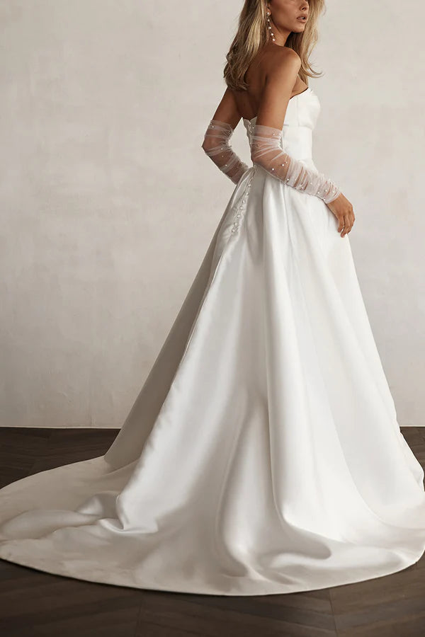 Abito da sposa a trapezio con maniche semplici e plissettate in raso dolce